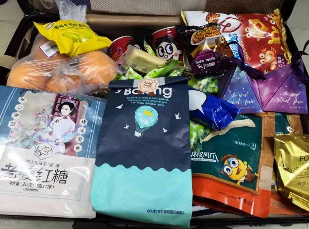 嘿！同学，你的行李箱怎么这么沉？装了啥？