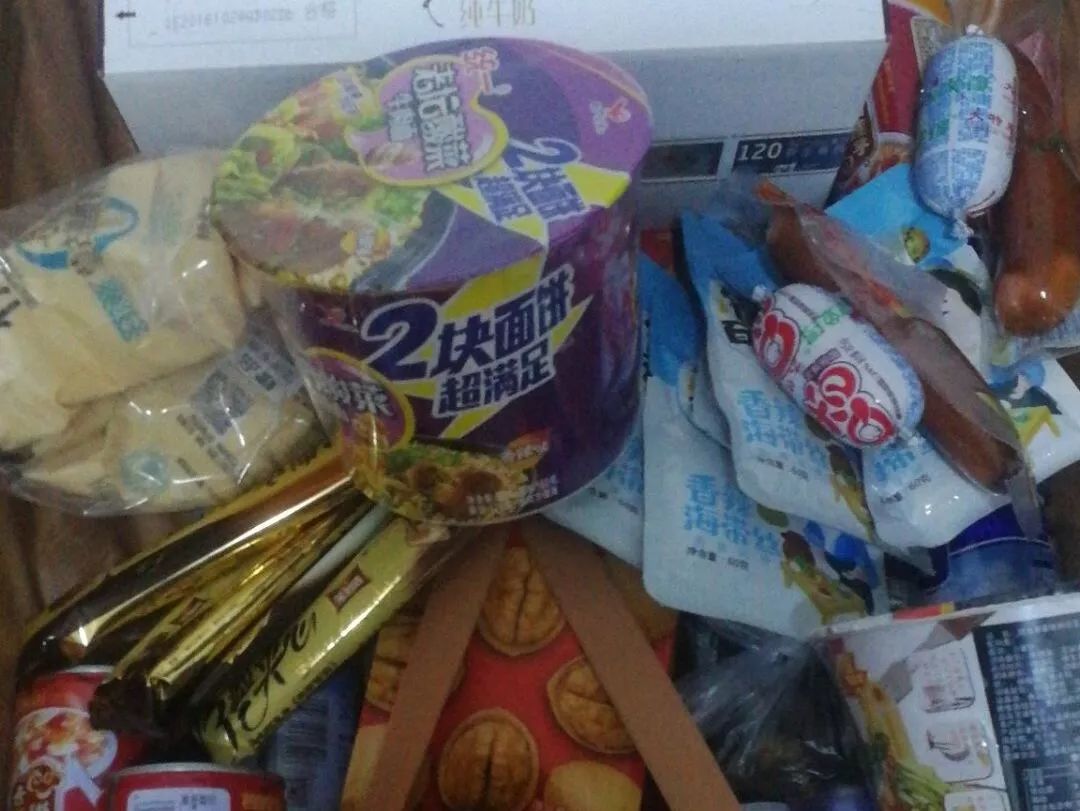 嘿！同学，你的行李箱怎么这么沉？装了啥？