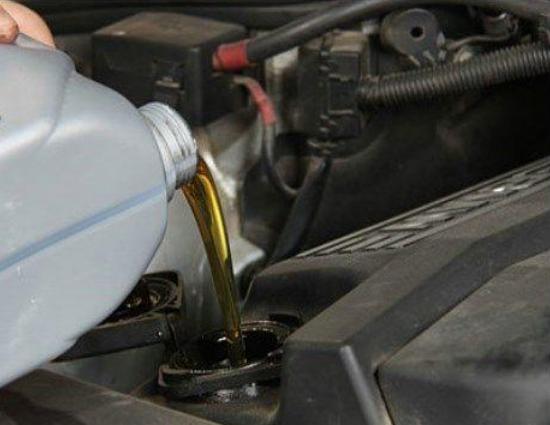 新车跑多少公里换机油,新车跑多少公里换标号高的机油