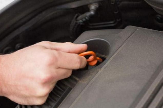 新车跑多少公里换机油,新车跑多少公里换标号高的机油