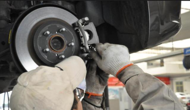 新车跑多少公里换机油,新车跑多少公里换标号高的机油