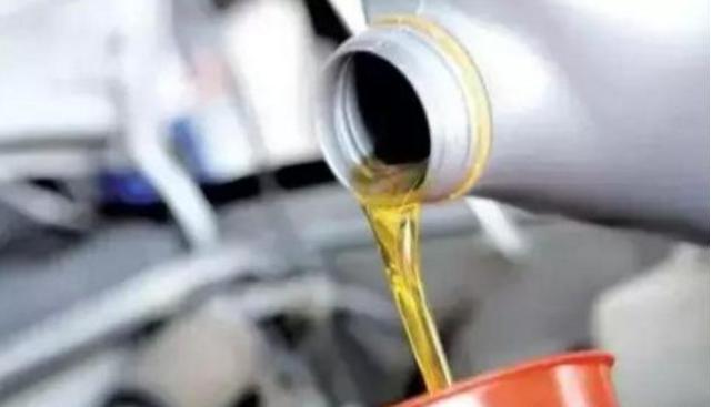 新车跑多少公里换机油,新车跑多少公里换标号高的机油