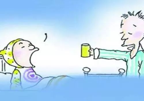 睡前口干舌燥想喝水能喝吗,睡一觉口干