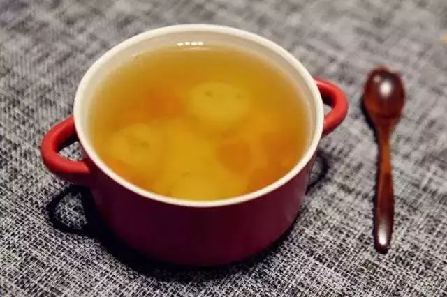 睡前口干舌燥想喝水能喝吗,睡一觉口干