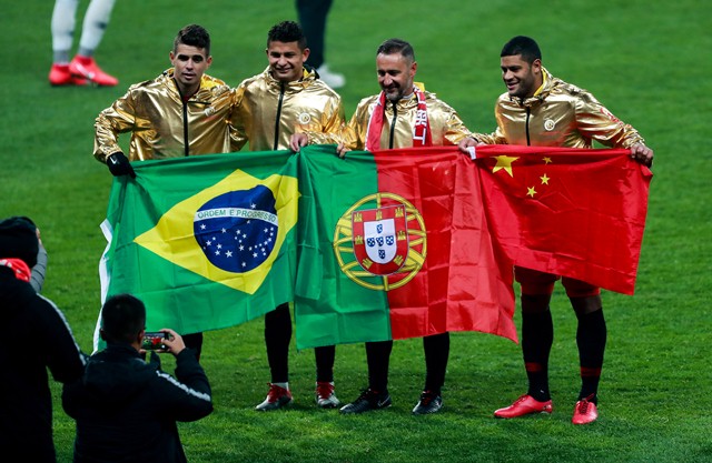 胡尔克祝福颜骏凌,胡尔克举起颜骏凌球衣