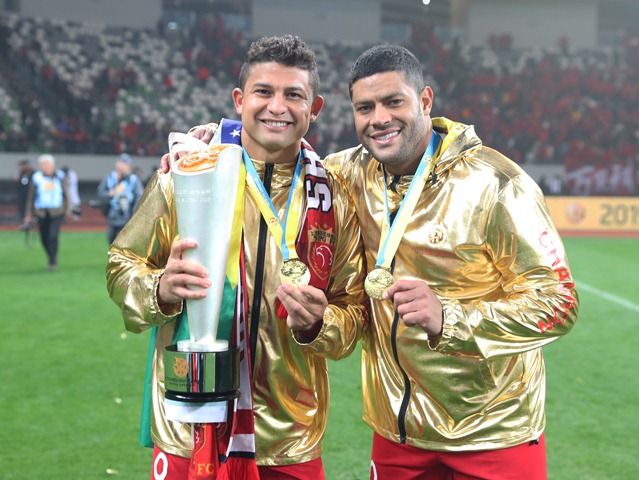 胡尔克祝福颜骏凌,胡尔克举起颜骏凌球衣