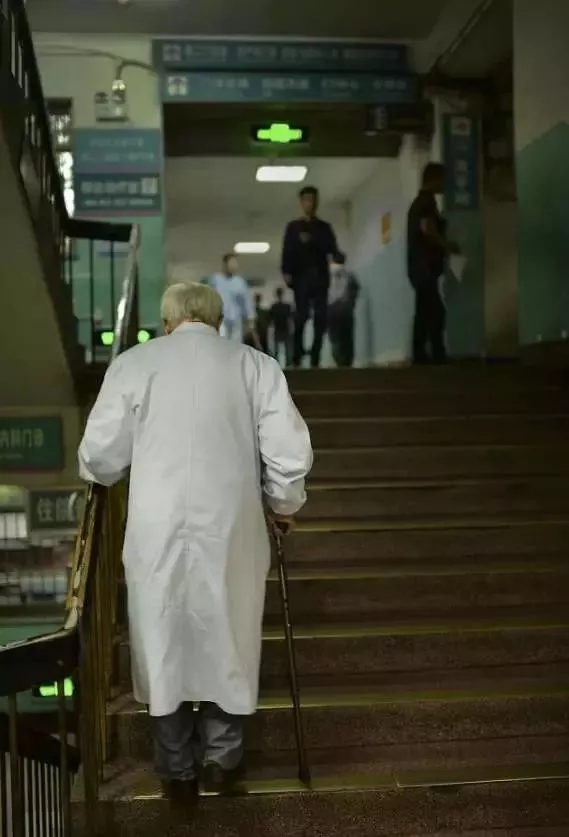 94岁医学教授遗体捐赠,96岁院士把百万奖金全捐