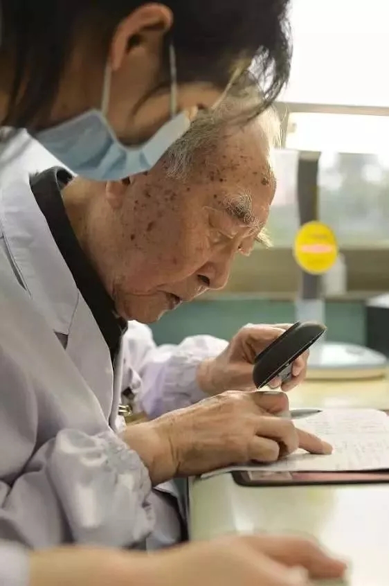 94岁医学教授遗体捐赠,96岁院士把百万奖金全捐