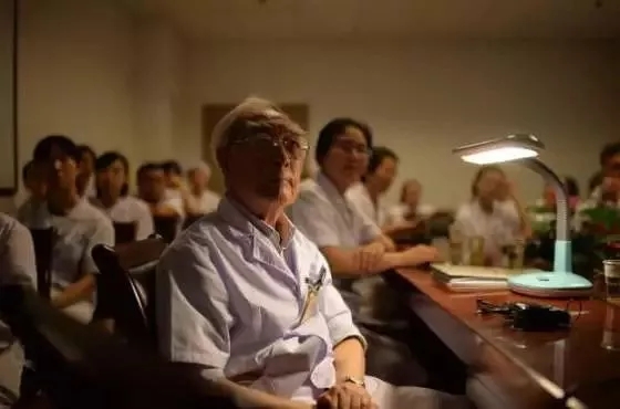 94岁医学教授遗体捐赠,96岁院士把百万奖金全捐