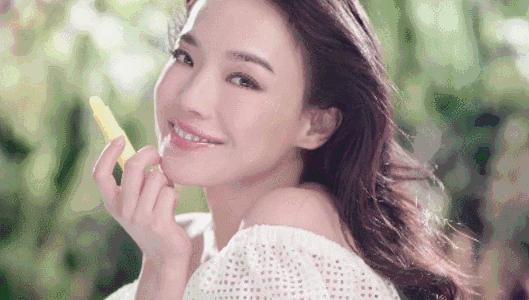 有什么润唇膏越涂嘴唇会更红润的,冬天涂了润唇膏嘴巴还是会干