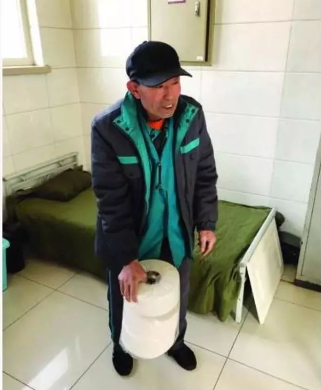 要纸还是“要脸”?人脸识别、人工发放都有浪费现象，天津有多少公厕提供免费厕纸？