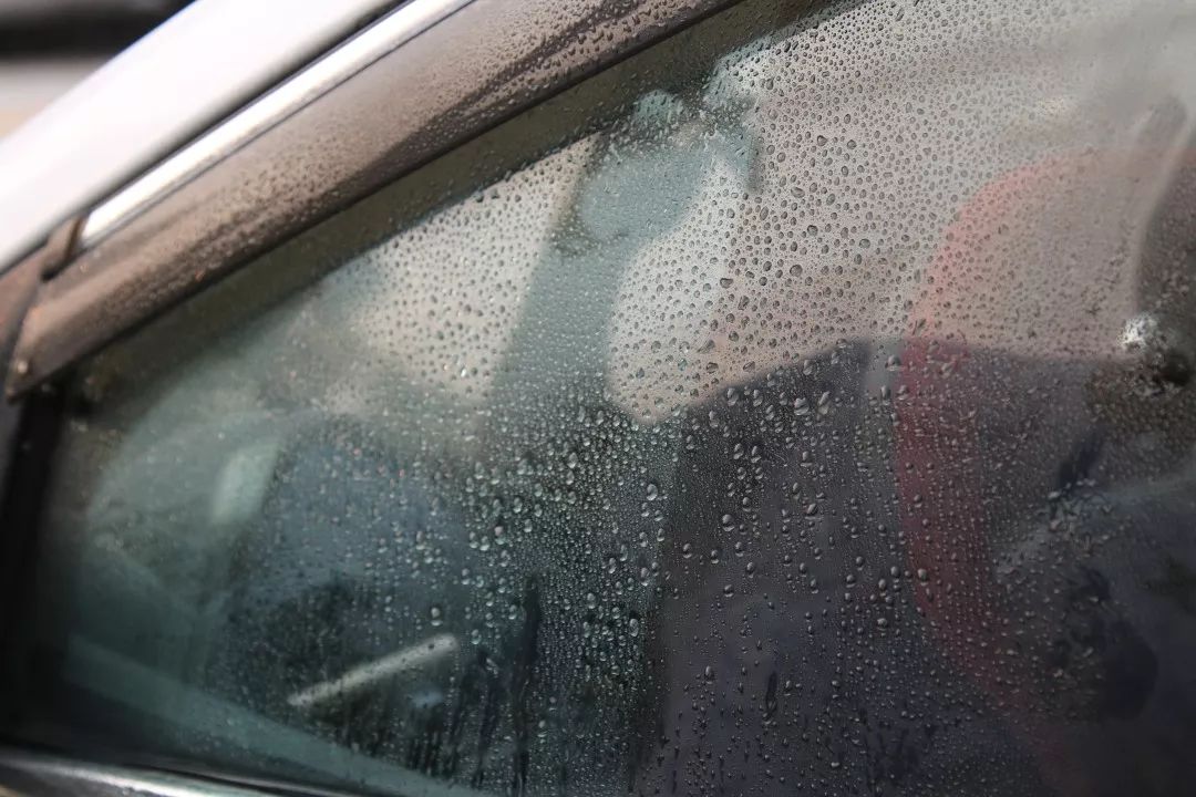 雨天后视镜看不清怎么办小妙招,雨天后视镜小妙招