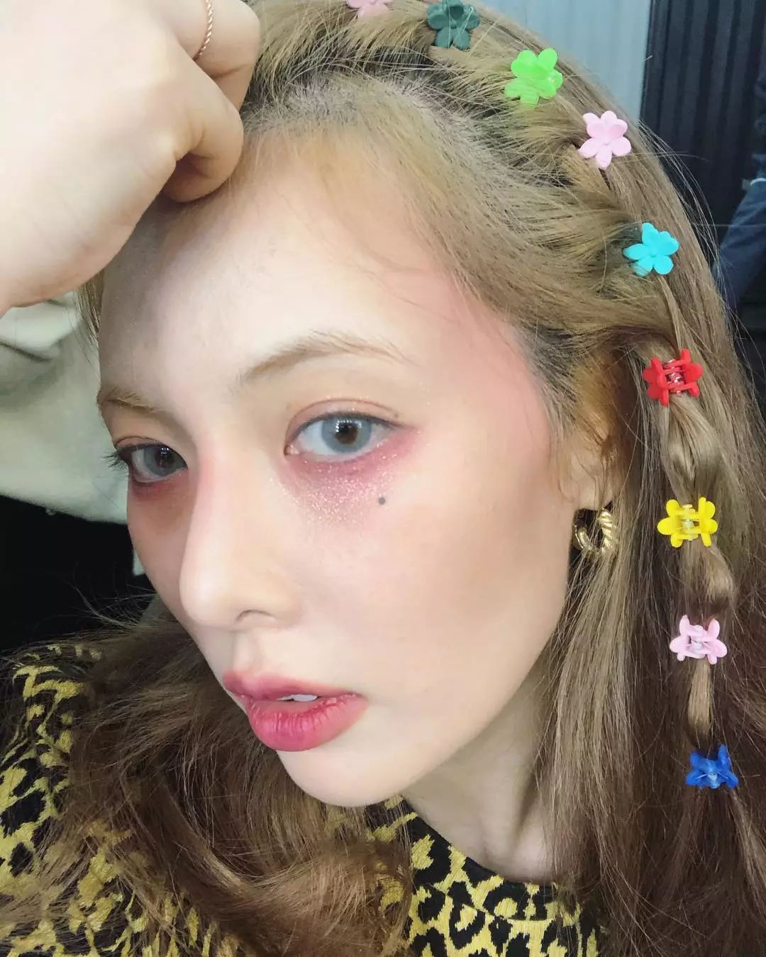 为什么我女朋友的照片头上都是蝴蝶？