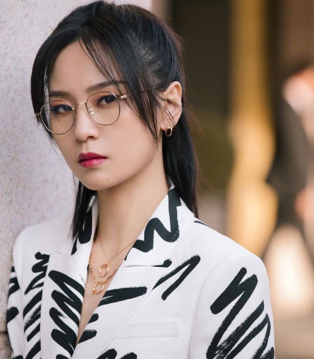 周笔畅穿白色裤子片段,周笔畅早期