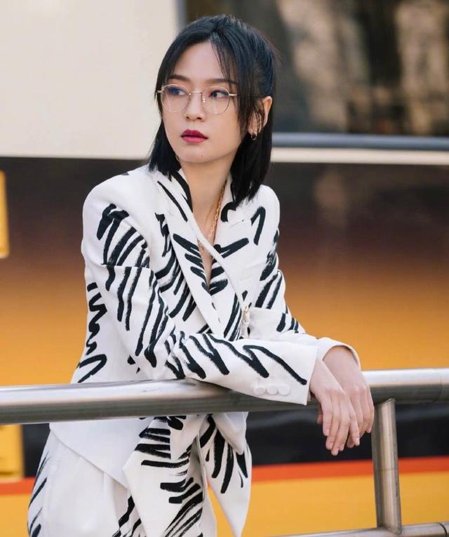 周笔畅穿白色裤子片段,周笔畅早期