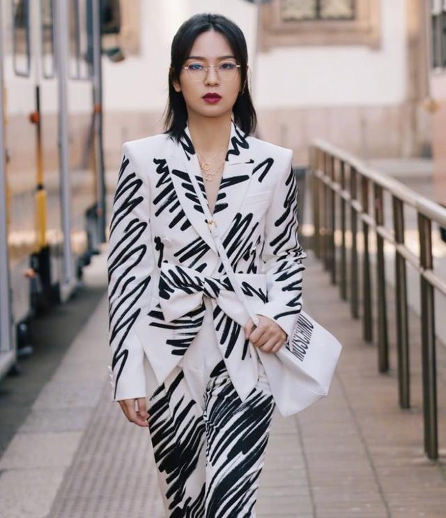 周笔畅穿白色裤子片段,周笔畅早期