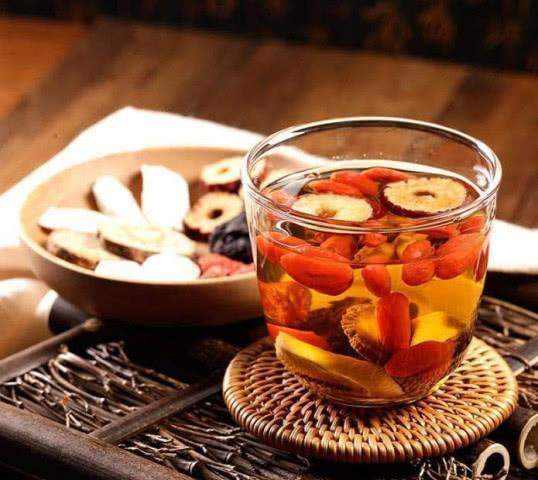 保温杯里泡枸杞养生吗,熬夜加班保温杯里泡枸杞