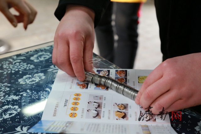 来自市民游客的共同心意！“花盆爸爸”收到沉甸甸的“一兜福”