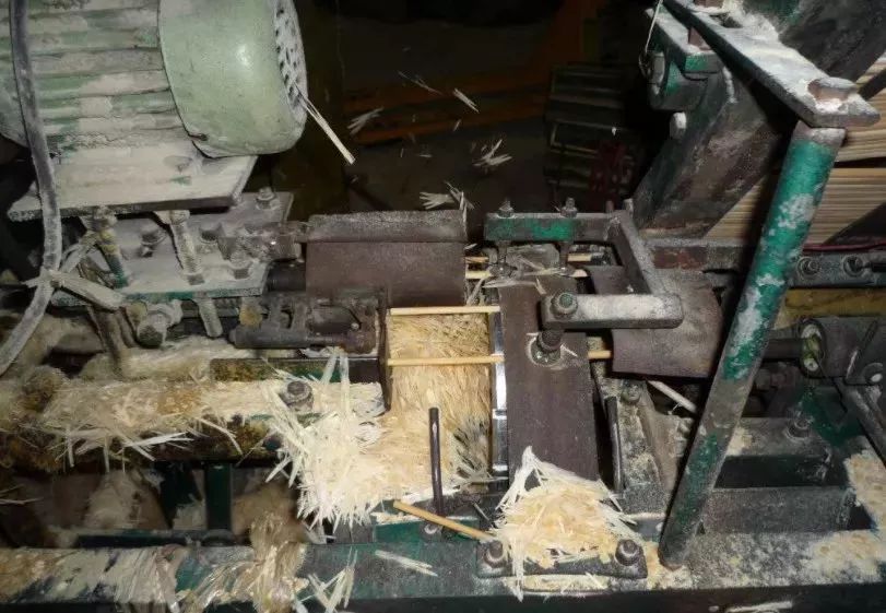 一次性筷子的木刺咽下去了怎么办,怎么判断一次性筷子是否扎进手里