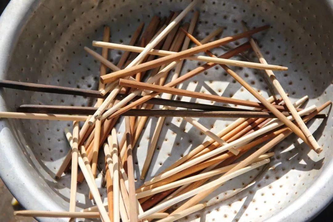 一次性筷子的木刺咽下去了怎么办,怎么判断一次性筷子是否扎进手里