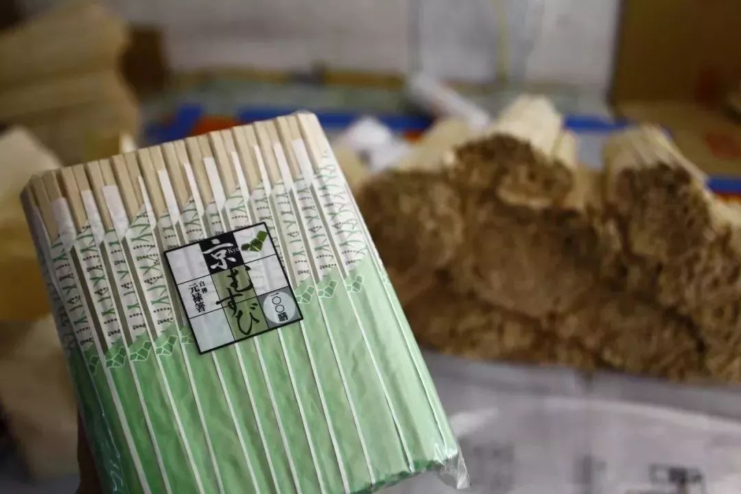 一次性筷子的木刺咽下去了怎么办,怎么判断一次性筷子是否扎进手里