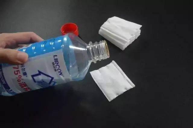 家里墙壁发霉别再傻傻花钱重刷,家里墙发霉了怎么办有危害吗