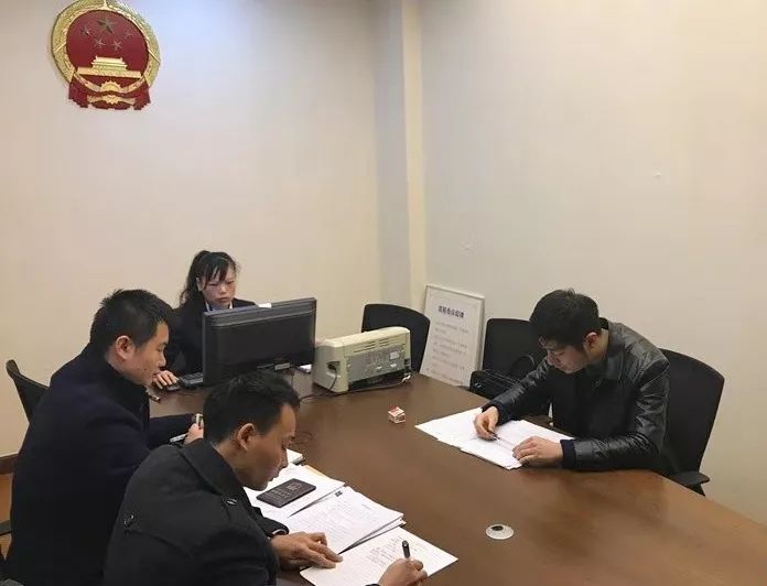 专门揭秘案件的网红,揭秘这家网红法院办案之谜