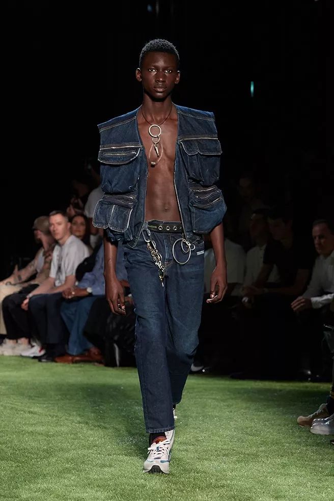 在2019年比别人先潮一步这件事上,我认为SM元素必须有