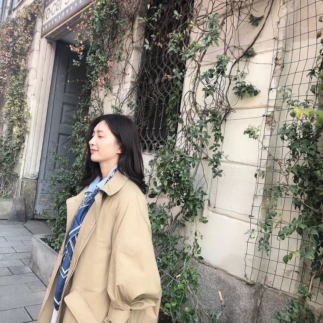 江疏影穿搭日常,照片中的江疏影身穿拼接格子衬衫