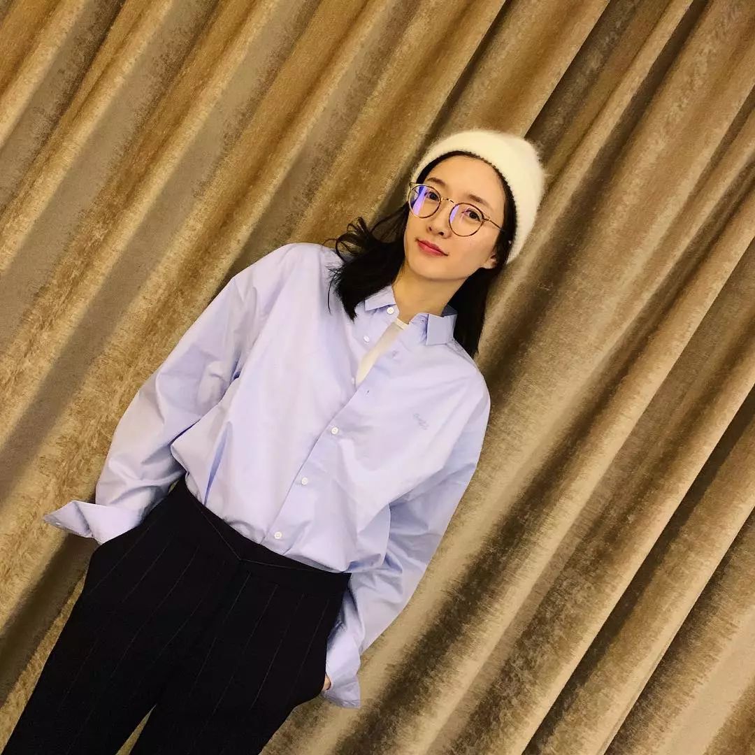 江疏影穿搭日常,照片中的江疏影身穿拼接格子衬衫