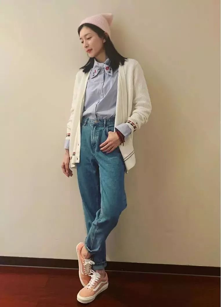 江疏影穿搭日常,照片中的江疏影身穿拼接格子衬衫