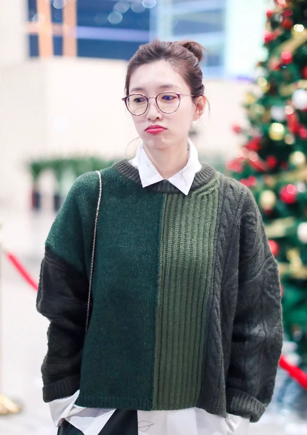 江疏影穿搭日常,照片中的江疏影身穿拼接格子衬衫