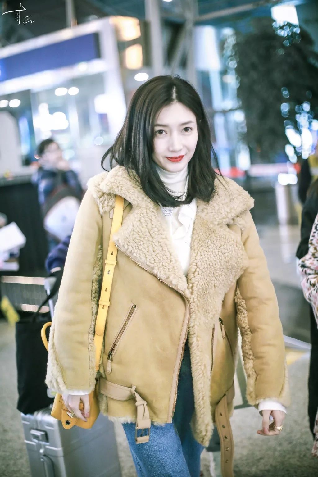 江疏影穿搭日常,照片中的江疏影身穿拼接格子衬衫