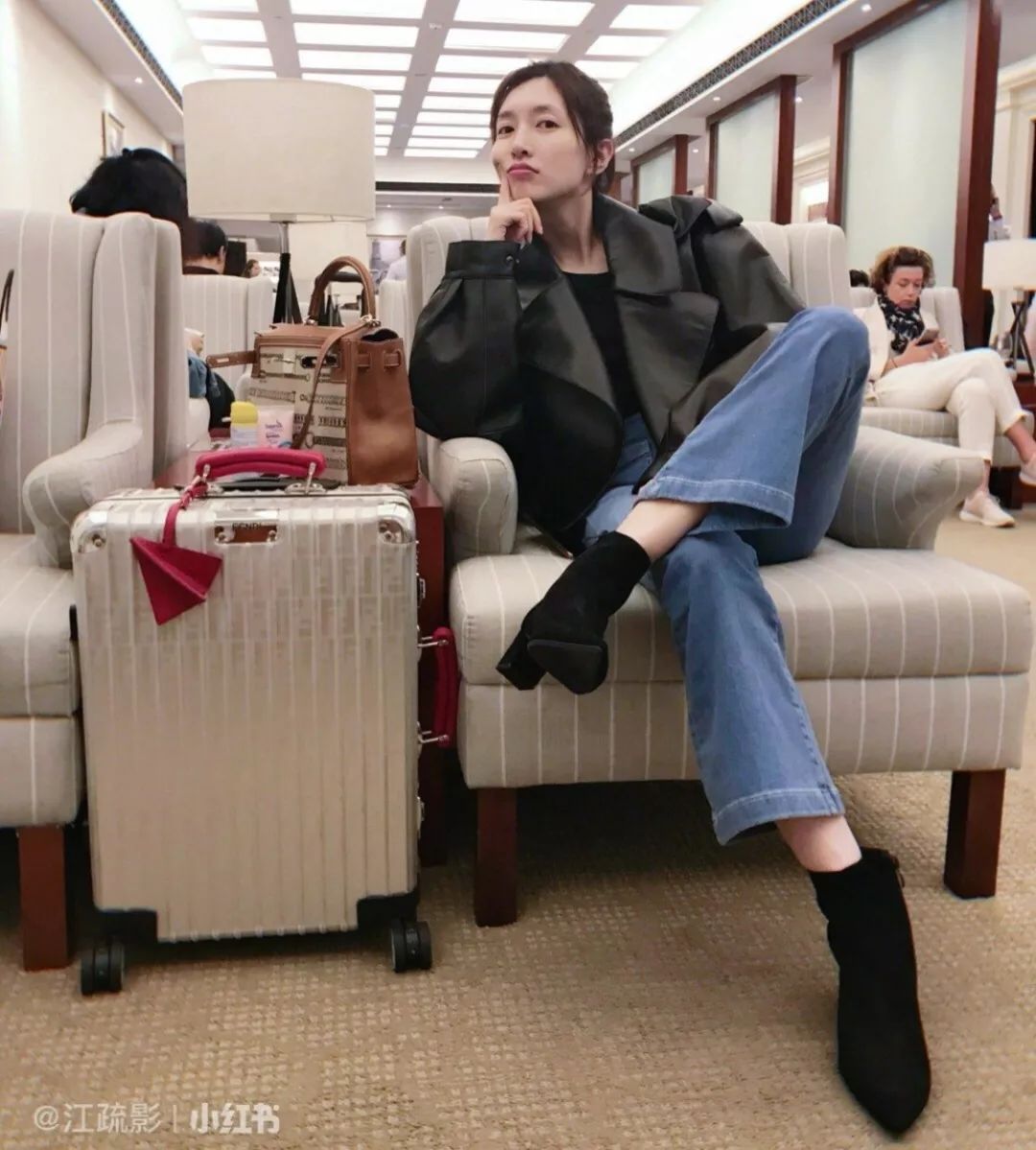 江疏影穿搭日常,照片中的江疏影身穿拼接格子衬衫