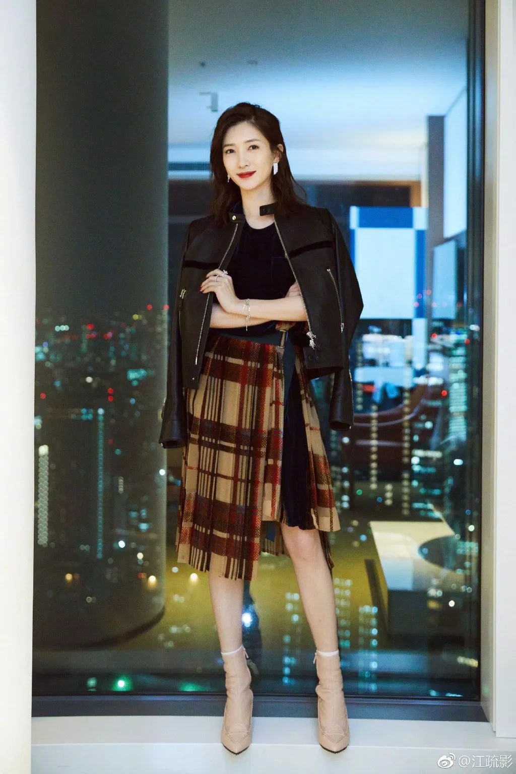 江疏影穿搭日常,照片中的江疏影身穿拼接格子衬衫