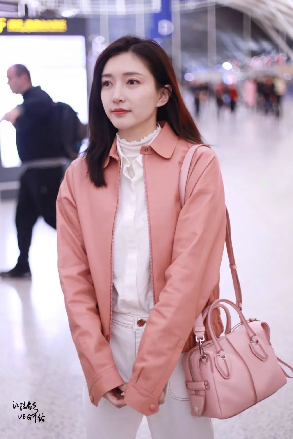 江疏影穿搭日常,照片中的江疏影身穿拼接格子衬衫