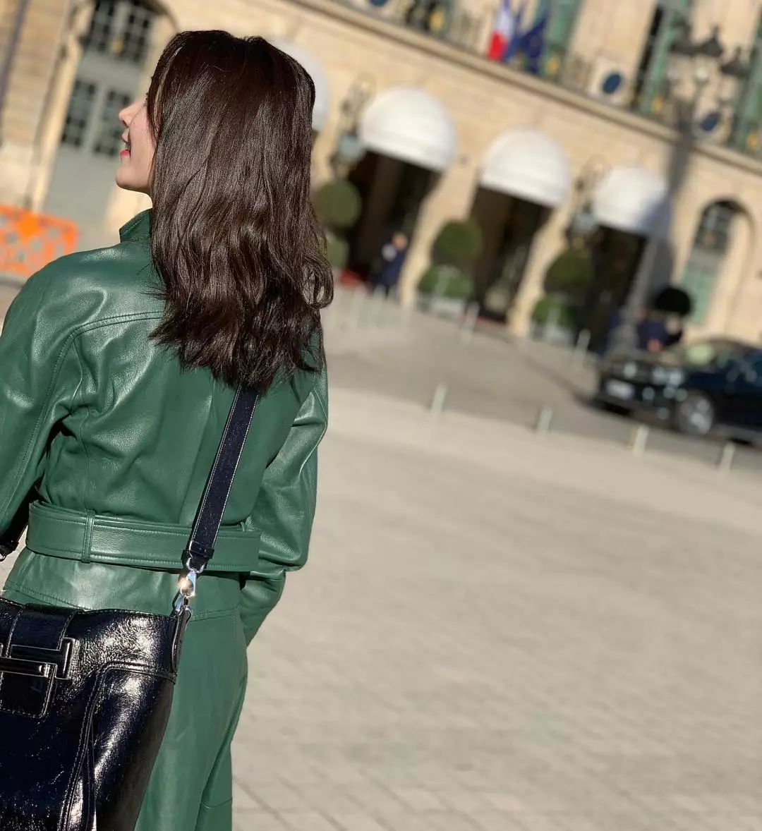 江疏影穿搭日常,照片中的江疏影身穿拼接格子衬衫