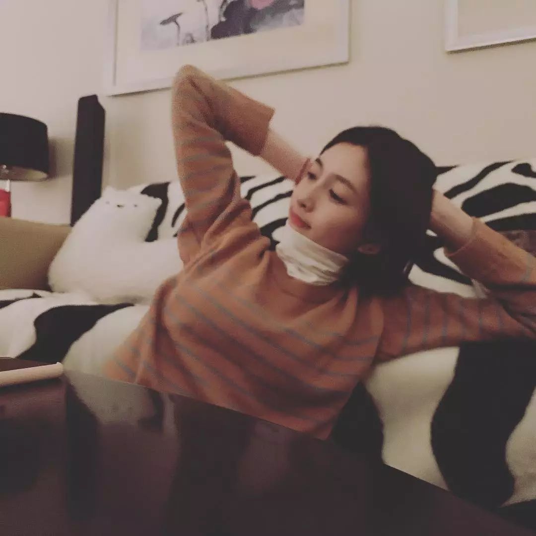 江疏影穿搭日常,照片中的江疏影身穿拼接格子衬衫