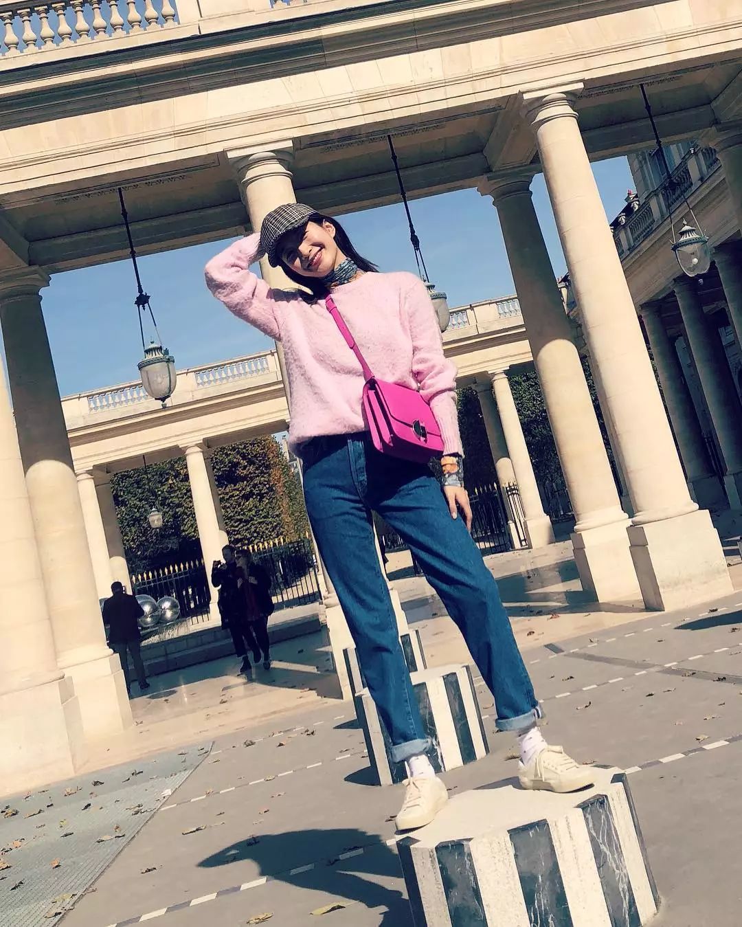 江疏影穿搭日常,照片中的江疏影身穿拼接格子衬衫