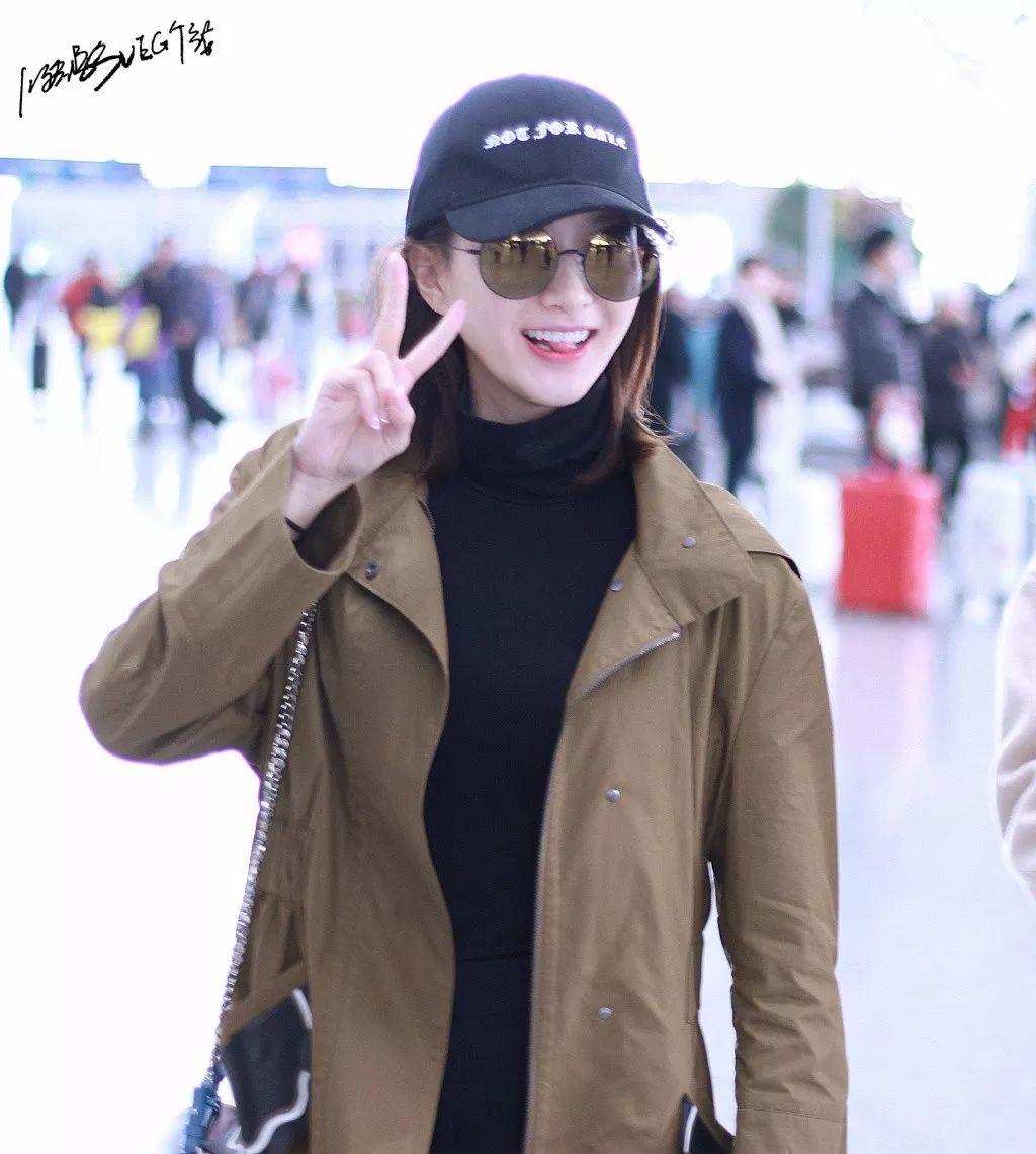 江疏影穿搭日常,照片中的江疏影身穿拼接格子衬衫