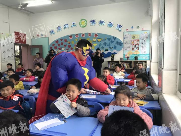 礼让斑马线,礼让行人小学生斑马线过马路