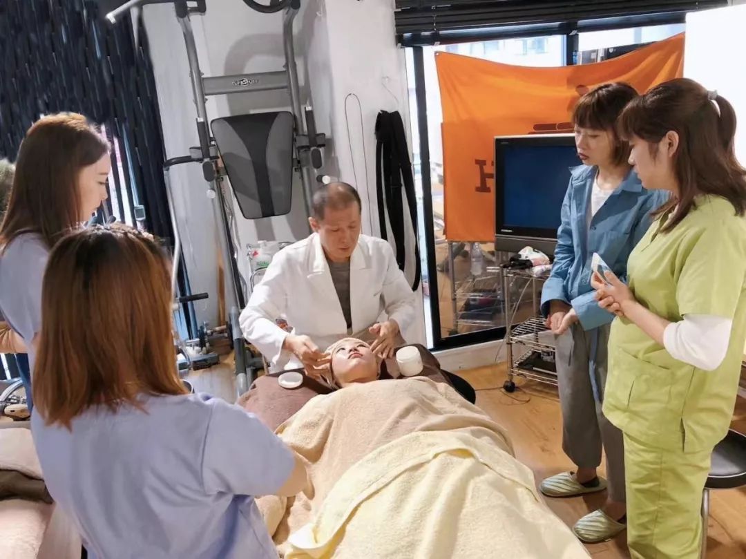 日本美容脸部按摩法,风靡日本脸部按摩八步法