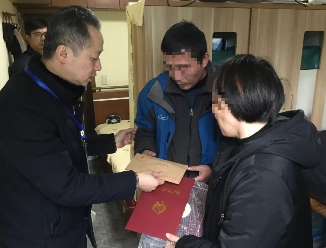 大二女生兼职路上遇车祸离世,爸妈的这个举动让人流泪……