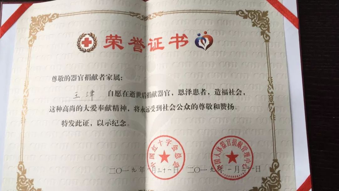 大二女生兼职路上遇车祸离世,爸妈的这个举动让人流泪……