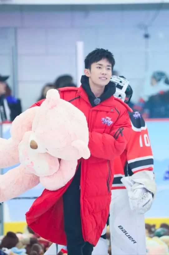 大冰小将发布会易烊千玺帅,大冰小将易烊千玺体育馆外场