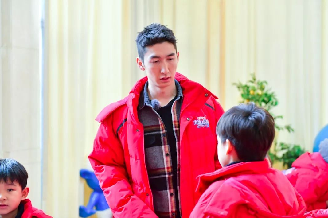 大冰小将发布会易烊千玺帅,大冰小将易烊千玺体育馆外场