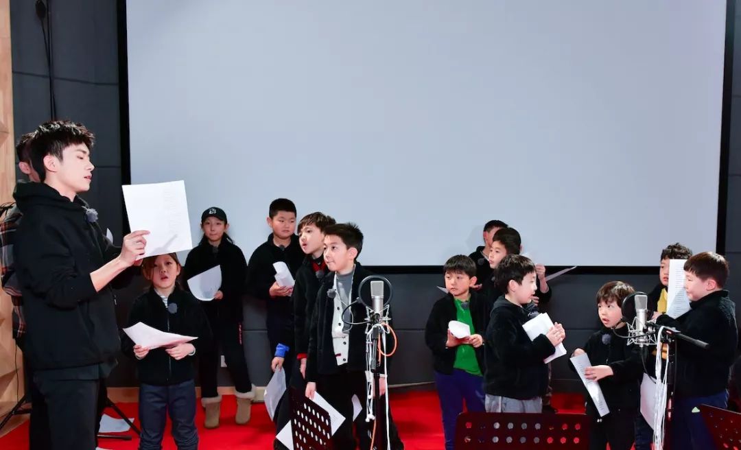 大冰小将发布会易烊千玺帅,大冰小将易烊千玺体育馆外场