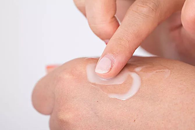 马桶堵了用保鲜膜怎么快速疏通,马桶堵了怎么用保鲜膜解决