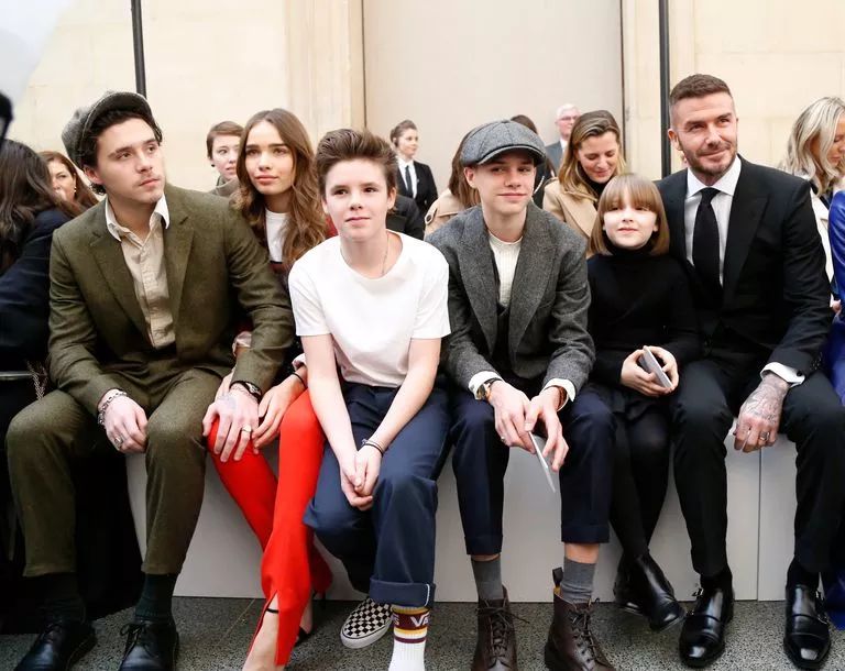 她剪个短发抢尽贝嫂风头！在皇宫过生日，买别墅学骑马，被宠大的孩子有多幸福？