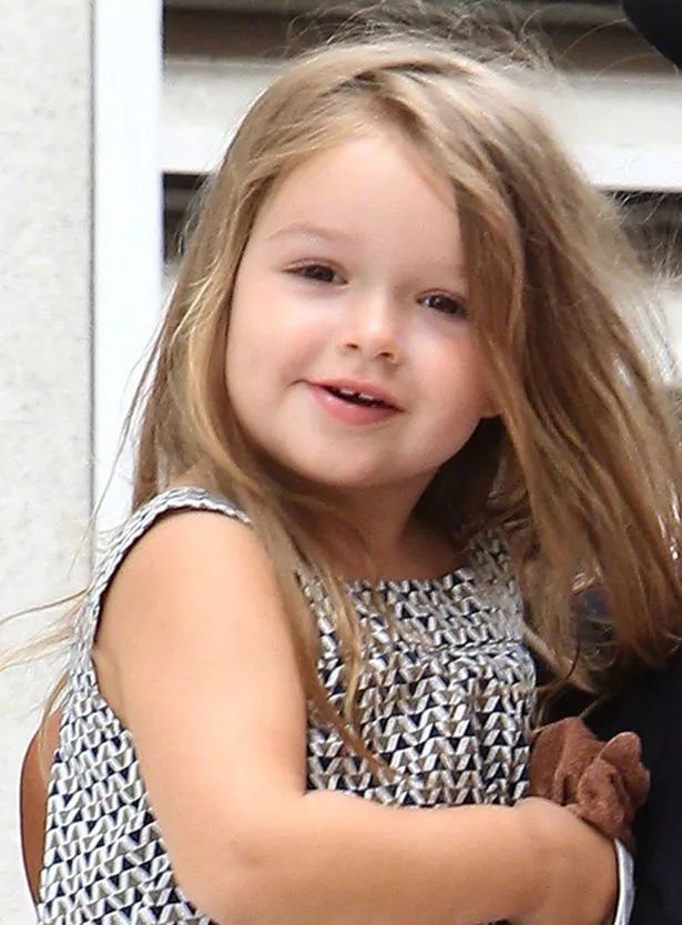 她剪个短发抢尽贝嫂风头！在皇宫过生日，买别墅学骑马，被宠大的孩子有多幸福？